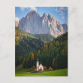 イタリアのドロミート山の前の教会 ポストカード (正面)