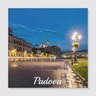 イタリアのパドヴァで夜にプラート・デッラ・ヴァッレ