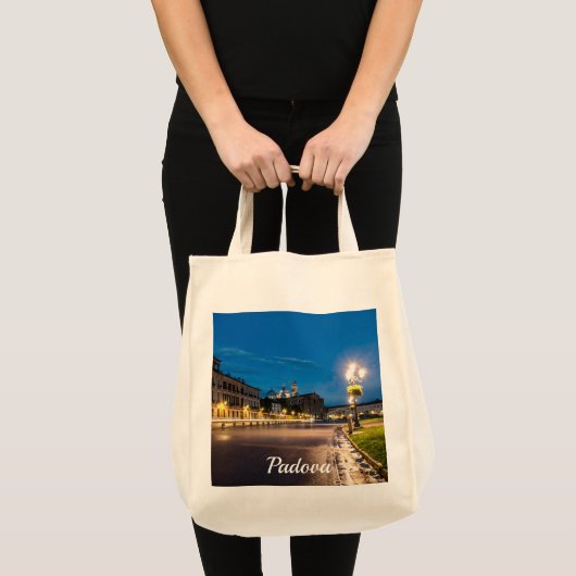 イタリアのパドヴァで夜のプラトー・デラ・バレ トートバッグ (正面(商品))