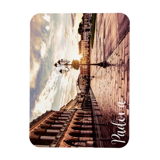 イタリアのパドヴァにある広場の夕日 マグネット (縦)