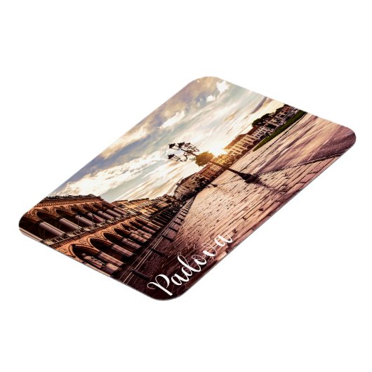 イタリアのパドヴァにある広場の夕日 マグネット (左側)