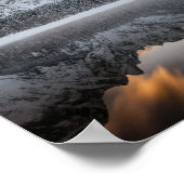 イタリアのフシネ湖の山々に夕日の雲 ポスター (角)