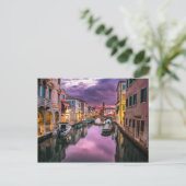 イタリアのベネチアの運河のボートのある夕焼けの絵 ポストカード (スタンド正面)