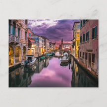 イタリアのベネチアの運河のボートのある夕焼けの絵
