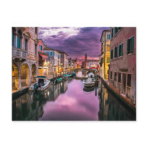 イタリアのベネチアの運河のボートのある夕焼けの絵
