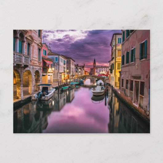 イタリアのベネチアの運河のボートのある夕焼けの絵 ポストカード (正面)