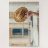 イタリアのローマで帽子と伸ばした腕 ジグソーパズル (縦)