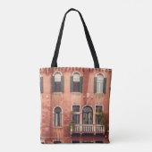 イタリアのヴェネツィアにある典型的な古い家の外観 トートバッグ (裏面)