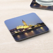 イタリアのヴェロナにあるサンタナスタシア教会。 コースター (左側)