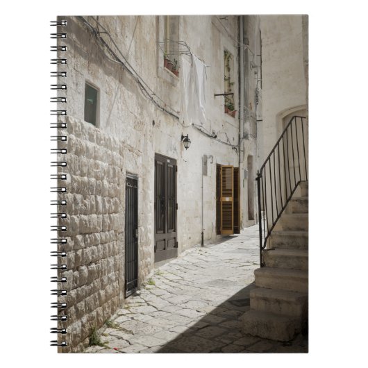 イタリアの細道で乾燥するためにつるす洗濯 ノートブック (正面)