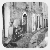 イタリアの通りで白黒のスクーター スクエアシール (正面)