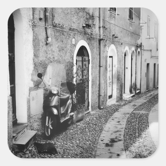 イタリアの通りで白黒のスクーター スクエアシール (正面)
