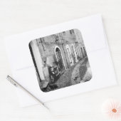 イタリアの通りで白黒のスクーター スクエアシール (封筒)