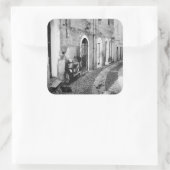 イタリアの通りで白黒のスクーター スクエアシール (バッグ)