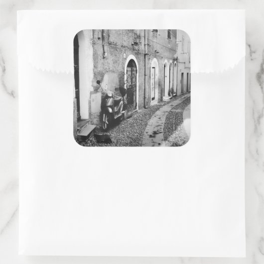 イタリアの通りで白黒のスクーター スクエアシール (バッグ)