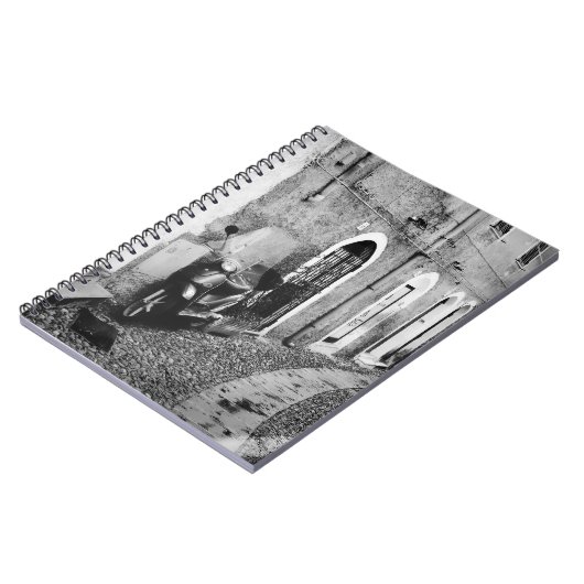 イタリアの通りで白黒のスクーター ノートブック (左側)