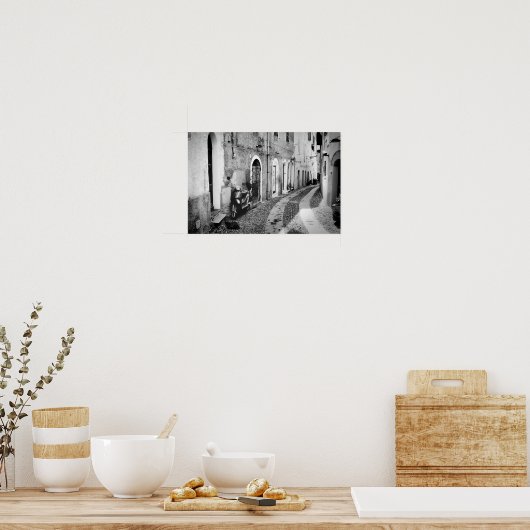 イタリアの通りで白黒のスクーター ポスター (キッチン)