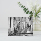 イタリアの通りで白黒のスクーター ポストカード (スタンド正面)