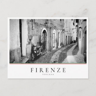 イタリアの通りで白黒のスクーター ポストカード