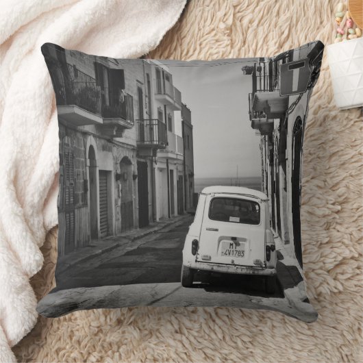 イタリアの通りで黒と白の古い車 クッション (ブランケット)