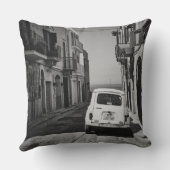 イタリアの通りで黒と白の古い車 クッション (裏面)