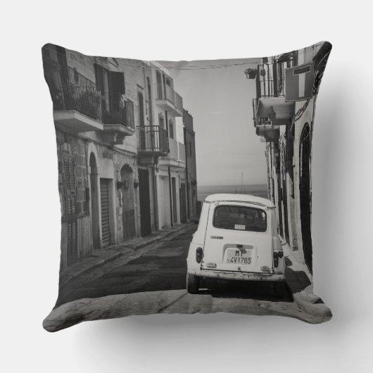 イタリアの通りで黒と白の古い車 クッション (裏面)