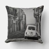 イタリアの通りで黒と白の古い車 クッション (正面)