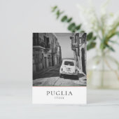 イタリアの通りで黒と白の古い車 ポストカード (スタンド正面)