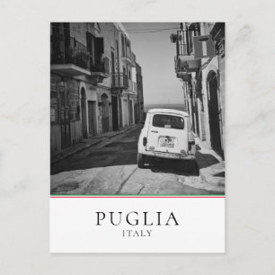 イタリアの通りで黒と白の古い車 ポストカード