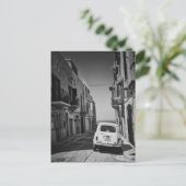 イタリアの通りで黒と白の古い車 ポストカード (スタンド正面)