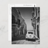 イタリアの通りで黒と白の古い車 ポストカード (正面/裏面)