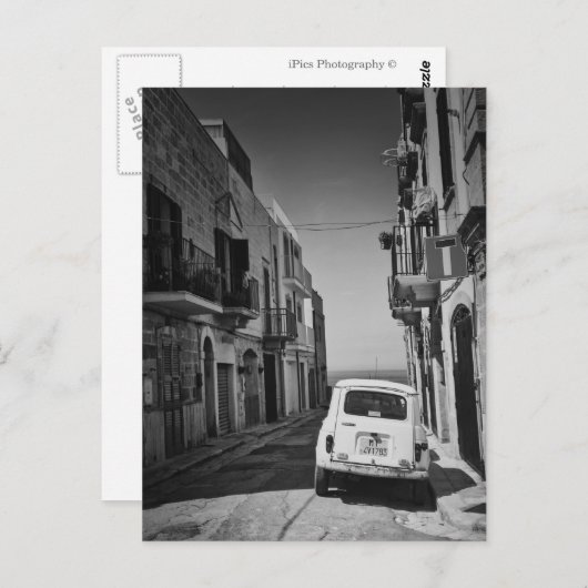 イタリアの通りで黒と白の古い車 ポストカード (正面/裏面)