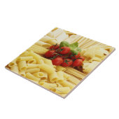 イタリアンな料理。 パスタおよびトマト タイル (側面)