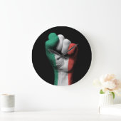 イタリアンな旗が付いている上げられたくいしばられた握りこぶし ラージ壁時計 (ホーム)