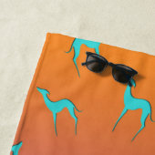 イタリアンGreyhoundシルエットパタグラデーションーンの色 ビーチタオル (インサイチュ)