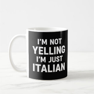 イタリア人だから大声なのよ。怒ってなんかいないわ。面白い サラスティック コーヒーマグカップ