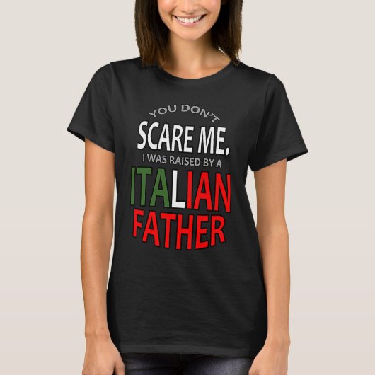 イタリア人の父に育てられた私はあなたに怖がらない Tシャツ (正面)