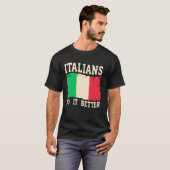 イタリア人はうまくやる - おもしろいイタリア人大人ユーモア Tシャツ (正面フル)