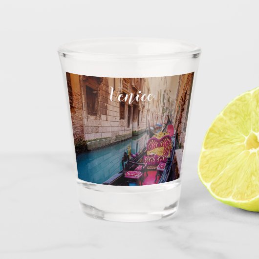 イタリア伝統的のヴェネツィアのゴンドラ付き運河 ショットグラス (正面)