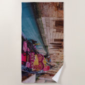 イタリア伝統的のヴェネツィアのゴンドラ付き運河 ビーチタオル (正面)