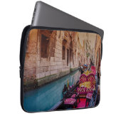 イタリア伝統的のヴェネツィアのゴンドラ付き運河 ラップトップスリーブ (正面右)