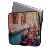 イタリア伝統的のヴェネツィアのゴンドラ付き運河 ラップトップスリーブ (正面左)