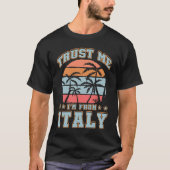 イタリア出身の私を信頼するレトロ夕日 Tシャツ (正面)