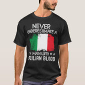 イタリア国旗,シシリア人との男性を決して過小評価しない Tシャツ (正面)