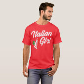イタリア文化を楽しむイタリア系のかわいい女の子 Tシャツ (正面フル)
