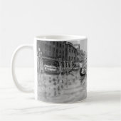 イタリア旅行 – ヴェネツィア黒白のお土産 コーヒーマグカップ (左)