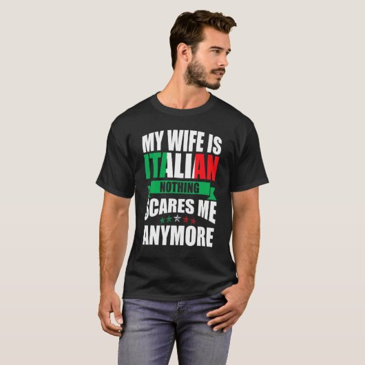 イタリア私の妻は何イタリアンも私を怖がらせない Tシャツ (正面フル)