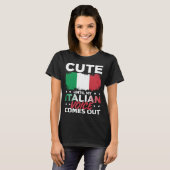 イタリア訛りが出るまで可愛い イタリアジョーク Tシャツ (正面フル)