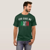 イタリア語スラングを話す面白いイタリア人、「あなたは私にアジタを与える」 Tシャツ (正面フル)
