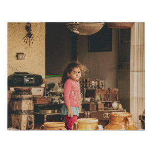 イタリア，アンティークショップの女の子 フェイクキャンバスプリント
